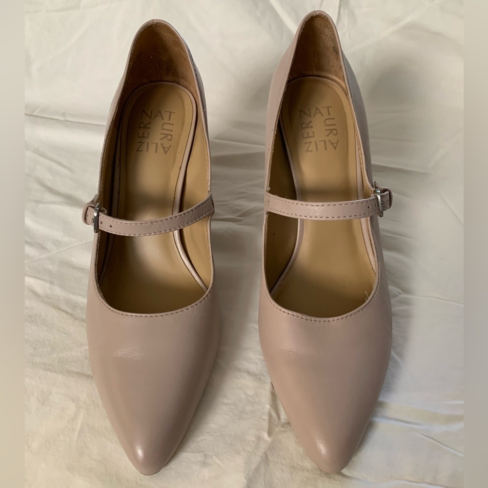 Naturalizer Elora Mary Jane Pumps with pointed toes Pinkish  nude color size 8